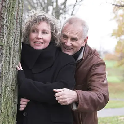 Paar im Wald eng zusammen am Baum gelehnt | Adobe Stock #110276517 contrastwerkstatt