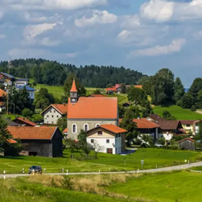 Ortschaft mit Kirche Bernried | Adobe Stock #230973638 Martin Erdniss