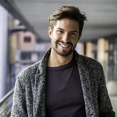 Junger Mann freudig Lächelnd | Adobe Stock #188132529 theartophoto