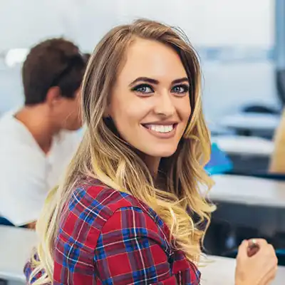 Junge Fau mit bloden Haaren im Hörsaal | Adobe Stock #299191715 von Mediteraneo