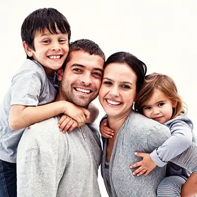 Junges Paar it kleinen Kinder fröhlich | Adobe Stock #205206794 von vectorfusionart