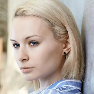 Paarberatung junge Frau nachdenklich | Adobe Stock #120509602 von nyul