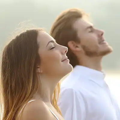 Parr blickt mit geschlossenen Augen gen Himmel | adobe #70594042 von Antonioguillem