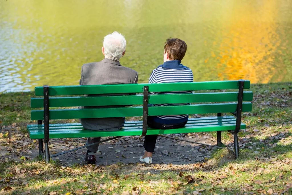 Älteres Paar auf einer Bank am See | iStock 486335052 von KatarzynaBialasiewicz